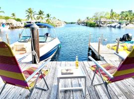 Waterfront Tiny Home Pool Dock Kayaks Paddleboards, minihus i Key Largo