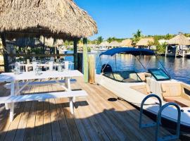 Waterfront Tiny Home w/ Pool, Beach, Dock, Kayaks, minihus i Key Largo