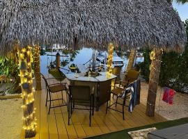 Waterfront Tiny House w Pool, Beach, and Boat Dock, minicasa em Key Largo