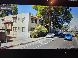 Large 3 bedroom, Downtown Oakland, hotel in Emeryville