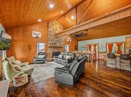 2 Cabins in One- Hot Tub- Fenced Yard - Mtn Views