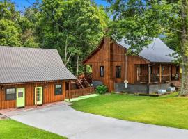 2 Cabins in One- Hot Tub- Fenced Yard - Mtn Views, hotel in Pigeon Forge