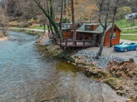Tiny Bearadise - Riverfront Cabin, Deck, Fire Pit & Near the Smoky Mountains!, хотел в Силва