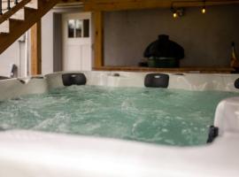 Private Basement - Two King Beds and Hot Tub, hotel in St. Charles