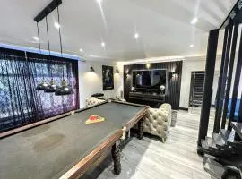 Heathrow Large House with Driveway, Hot tub and Garden