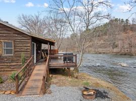 Cast Away - Riverfront Cabin, Mountain Views, Fishing, and Hiking!, отель в Сильве