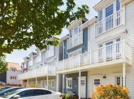 Green Park 4 bed LUX with parking ,M4 Jct 11