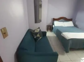 Suíte em casa compartilhada a poucos metros da praia