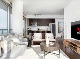 Luxury Bay Street Condo w Patio Sleeps 8, condo in Toronto