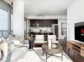 Luxury Bay Street Condo w Patio Sleeps 8