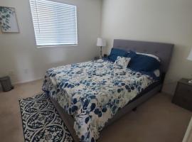 Entire Guest Suite With Bedroom, Lounge, Bath, and Laundry，位于拉斯维加斯的酒店