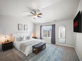 Charming Family Stay w Arcade Theatre Ski Haven Walking trails and river walk in backyard