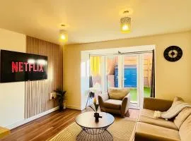 Spacious 5 Bed, Sleeps 10 with Parking, Contractors & Family Haven
