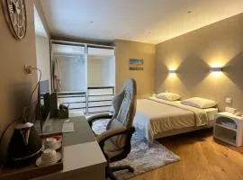 Chambre privée avec une salle de bain tourelle