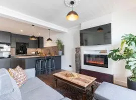 Central 2-Bed Modern Home with Garage