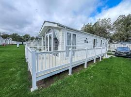 Beautiful 6 Berth Caravan With Decking At Broadland Sands Ref 20009Sv, ξενοδοχείο σε Hopton on Sea