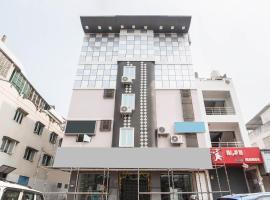 Capital O Aditya Grand, hotel in Guntūr