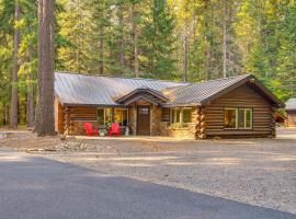 Contemporary Log Cabin Near Cle Elum Lake!, hotel u gradu Ronald
