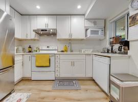 Cool & Private 3BR 3BA Near Airport Strong AC, hotel in Richmond