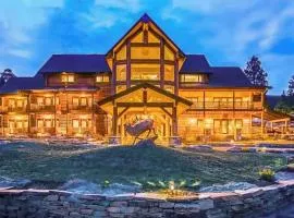 Majestic Manor with Private Pool, Theater Room, Large outdoor wedding altar