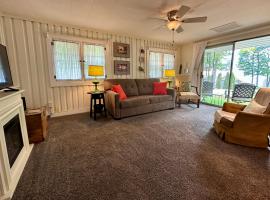 Charming Long Lake Cottage-Hot Tub-Pet Friendly-Near Alpena, hotel v destinácii Alpena