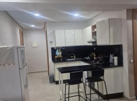 Sunny studio with a beautiful terrace，位于Pont Blondin的酒店