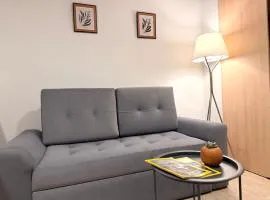 Moderno Loft Urbano con Balcón
