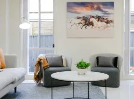 6BR House & Gym Walk to Moorebank Train Station