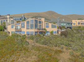 Expansive Ocean-View Retreat with Home Theatre & Spa, hotel en Bodega Bay