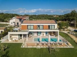 Luxury Villa with heated infinity pool and sauna, hotel v destinácii Pazin