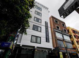 Super Townhouse OAK Seventy Seven, готель у місті Dam Dam