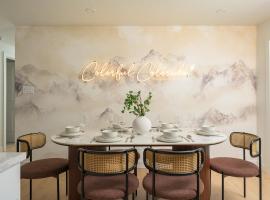 Sleeps 16 Hot Tub Arcade Movie Theater Pool Table, Hotel in Westminster