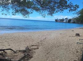 BattsRock Beach Condos 202, hotel in Saint Michael