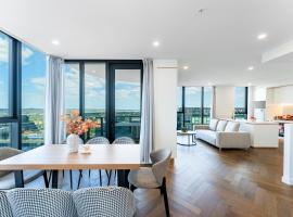 Spacious 4BR penthouse in Box Hill Free Parking x 2, хотел в Бокс Хил