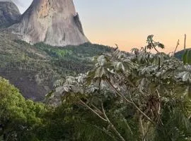 Apartamento com varanda e vista da Pedra Azul