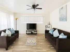 Bright & Cozy Modern Space Near Downtown