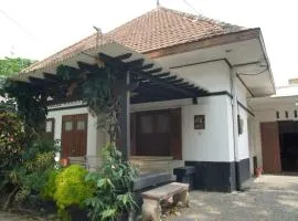 Loesje Guesthouse Syariah