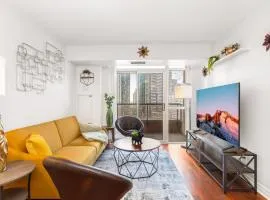 Luxe 3BR 2 Bath Condo Steps from Square one Mall
