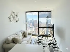 Aus108 - 1BR with breathtaking city views near crown walk to CBD