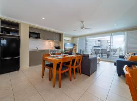 Luxury 2 Bedroom Apartment Beach Views Pool، فندق في Urangan