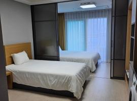 Yeosu Hotell First City in 430 Twin Half Ocean View, ξενοδοχείο σε Ungch'ŏn-ni