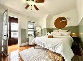 20 min NYC-Modern Private Room-Queen Bed-Parking