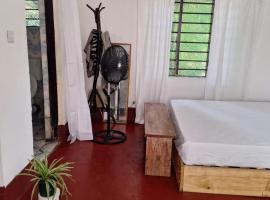 Seaside Tranquil Beach studio, chalé em Kilifi