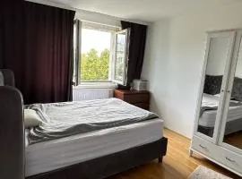 Cozy Modern Apartment with Green Park View in 23rd