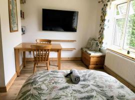 Peaceful Large Double Room l 55inch TV l Garden View, Hotel in Egerton