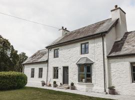 Ty Mawr, The Old School Holiday Homes, hotel in Llanwrtyd Wells