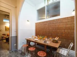 Non Inn Entire Historic 5 Bedroom Riverside Shophouse near ICONSIAM for Families and Groups