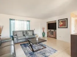 Charming 2 BDR House Close to Beaches & Shopping