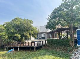 บ้านสวนริมน้ำ, hotel v destinaci Ban Lat Krachaeng