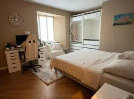 Chambre privée avec salle de bain tourelle